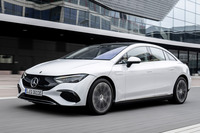 ひとまわり小さなEセグメントモデルの「EQE」。デザイン面における「EQS」との違いは少なく、もう間違い探しのレベルだ。