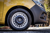 「クレアティフ」グレードではスチールホイールとハーフホイールキャップの組み合わせが標準仕様となる。「インテンス」グレードとはバンパーやホイールなどの外装が異なるだけで、安全装備や快適装備、車両本体価格などに違いはない。