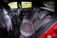 前席同様、黒を基調に赤い差し色が入れられたリアシート。6:4の2分割可倒機構が備わっている。