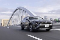 駆動用モーターは8段ATのトルクコンバーターの部分に収められる。EV走行の最高速は135km/h(カタログ記載値)。