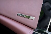 ダッシュボードに貼られた「OPERA」のバッジ。周囲のレザーを見るとむら染めであることがよく分かる。