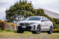 マイナーチェンジした「BMW X6」のラインナップに、「xDrive35d Mスポーツ」が追加設定された。3リッター直6ディーゼルターボエンジンに改良型の48Vマイルドハイブリッド機構を組み合わせたほか、内外装のリニューアルと、インフォテインメントシステムのアップデートなどが行われている。