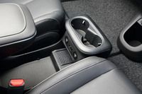 前席左右の間にスライド式のセンターコンソールを配置。可動範囲は140mmで、後ろに下げると左右座席間で行き来ができるほどのスペースが出現する。