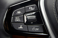 運転支援システムについてはセダンと同じ。日本仕様には、道路標識の表示機能や自動操舵技術を用いた車線変更支援システムは搭載されない。