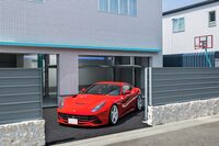 ハウスメーカーによって設計・施工された建屋の前に鎮座する「フェラーリF12ベルリネッタ」。門扉はスライド式でプライバシーもしっかり守られる。