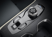 シフトセレクターがダイヤル式というところは「bZ4X」と同じだが、側面にローレット加工が施されているのは「RZ」だけ。