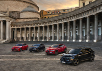 欧州市場では「トナーレ」以外のモデルについても「インテンサ」が設定されている。写真は左から順に「ジュリア」「トナーレ」「ステルヴィオ」「ジュニア」のインテンサ。