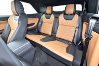 やや直立した形状の後席。背もたれは固定式で、前方には倒れない。