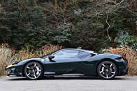 【フェラーリSF90ストラダーレ】
ボディーサイズ:全長×全幅×全高=4710×1972×1186mm/ホイールベース:2650mm/車重:1570kg(乾燥重量)/駆動方式:4WD/エンジン:4リッターV8 DOHC 32バルブ ターボ/モーター:交流同期電動機/トランスミッション:9段AT/エンジン最高出力:780PS(574kW)/7500rpm/エンジン最大トルク:800N・m(81.6kgf・m)/6000rpm/フロントモーター最高出力:135PS(99kW)(1基当たり)/フロントモーター最大トルク:85N・m(8.7kgf・m)(1基当たり)/リアモーター最高出力:204PS(150kW)/リアモーター最大トルク:266N・m(27.1kgf・m)/システム最高出力:1000PS(735kW)/タイヤ:(前)255/35ZR19 91Y/(後)315/30ZR20 104Y(ミシュラン・パイロットスポーツ カップ2)/燃費:6.0リッター/100km(約16.7km/リッター、WLTCモード)/価格:5340万円
【取材時の燃費データ】
テスト距離:315.0km(市街地2:高速道路6:山岳路2)/使用燃料:46.6リッター(ハイオクガソリン)/参考燃費:6.7km/リッター(満タン法)