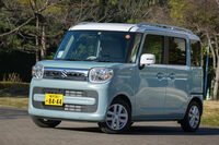 広い車内と、スーツケースをモチーフにしたというデザインが魅力の現行型「スズキ・スペーシア」。2017年12月に発売された。