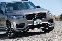 マイナーチェンジでバンパーの形状が改められた。ドットパターンのグリルは「R-DESIGN」専用。