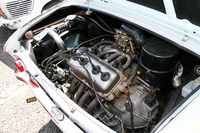 旧車イベントで撮影した「キャロル360」のエンジン。358cc水冷4ストローク直4 OHVから当初は最高出力18PSと最大トルク2.1kgf・mを発生したが、1963年に同20PSと同2.4kgf・mに増強された。小さいながらも総アルミ製でクロスフロー、エキパイもタコ足状となっている。レギュラーガソリン仕様ながら10.0:1という圧縮比は、現在の「SKYACTIV-X」につながる技術指向かも。