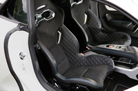 サイドサポートが大きく張り出したサベルト製スポーツシート。1脚あたりの重量は13.1kg。