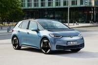 フォルクスワーゲンのEV「ID.3」。欧州では2020年、2021年とEVの販売が続伸したが、世界販売で上位に位置する巨大メーカーの首脳陣は、(表向きは前のめりな発言をしつつも)EVシフトに対する慎重な姿勢を崩さなかった。