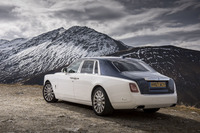 ボディーには標準とロングの2種類が設定される。写真は全長が5762mm、ホイールベースが3552mmの標準タイプ。