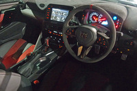 現行「GT-R」は2007年に登場。かれこれ14年以上たっているので、インパネデザインに古さを感じてしまうのも、しかたがない。センターコンソールの8インチディスプレイに、ブースト計や油温・油圧計、水温系などが表示できるようになっている。