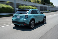 パワーユニットは1.2リッター3気筒エンジンを核としたマイルドハイブリッド。エンジンは旧グループPSA時代のユニットをベースに約40%のコンポーネンツを刷新したとされており、ミラーサイクルや可変ジオメトリーターボなどの高度なテクノロジーを採用している。