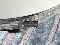 タグはジョルジェッティの標準コレクションが木製なのに対し、「マセラティ・エディション」には特製のプレートが与えられる。なお2025年4月現在、いずれのプロダクトも価格は要問い合わせとなっている。