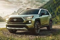 2018年3月に世界初公開された現行型「トヨタRAV4」(北米仕様)。長らくスマート路線が本流だったクロスオーバーSUVのデザインに、一石を投じた。