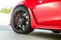 タイヤには265/30ZR19サイズのワイドな「ミシュラン・パイロットスポーツ4 S」を採用。フロントサスペンションには転舵軸をホイールの内側に押し込んで、センターオフセットを縮小した「デュアルアクシス・ストラット・サスペンション」を採用している。