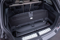 荷室床下に設けられた手前のサブトランク(奥にもサブトランクを設置)に、取り外したトノカバーがピッタリと収まるようになっている。