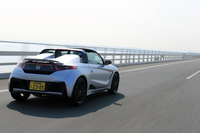 今回は、高速道路を主体におよそ260kmの距離を試乗。燃費は満タン法で14.1km/リッター、車載の燃費計で15.3km/リッターを記録した。