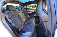 駆動用リチウムイオンバッテリーはリアシートの足元部分を避けてフロア下に搭載されている。