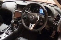 内装は従来型のデザインを基本的に踏襲しているが、日産車として国内初となるカラーヘッドアップディスプレイや「インテリジェントインターフェイス」を組み込んだメーターなどが採用されている。プレミアムスポーツセダンとしての機能性と質感がさらに向上したと日産はアナウンスしている。