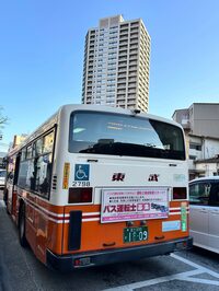路線バスの車内外には、必ずといっていいほど運転士募集の告知が貼られていた。東武伊勢崎線竹ノ塚駅付近で。