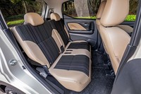 後席のバックレストは角度調整が可能。助手席の背後には、スマートフォンなどの収納に便利な小物入れも用意される。