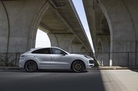 「ポルシェ・カイエン クーペ」のプラグインハイブリッドモデルは、2019年9月に国内導入が発表された。今回試乗した3リッターV6モデルのほかに、よりパワフルな4リッターV8モデルもラインナップされている。