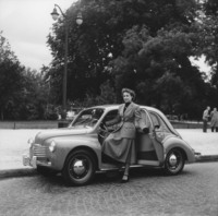 「2CV」のFFに対してRRとレイアウトも真逆だった1948年「ルノー4CV」。日本で日野がライセンス生産したモデルは小型タクシーにも大量に使われた。