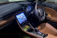 インストゥルメントパネルは水平基調のシンプルなデザインだが、ソフトパッドや手縫い風のステッチを用いて高級感が演出されている。メーターパネルには12.3インチの大型液晶ディスプレイを採用。“Relax”グレードではセミアニリンの本革シートが標準装備となる。