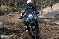 オフロードコースでの試乗車には、より悪路走行向けのサスペンションが装着されており、標準車でも252mmある最低地上高が、さらに30mm高められていた。