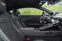 左右のシートは、高めのセンターコンソールで仕切られている。ポジションの調節スイッチはセンターコンソール側に集約される。