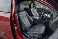 “Fスポーツ”専用デザインの本革シート。運転席と助手席には、ベンチレーションとシートヒーターが備わる。