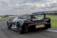 「ヴァルハラ」のボディーは、アクティブエアロダイナミクスの働きにより、240km/hから350km/hの範囲で常に600kg以上のダウンフォースを生み出す。逆に、DRS(ドラッグリダクションシステム)により過度なダウンフォースを“逃がす”調整も行われる。