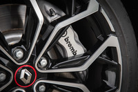 ブレーキも強化されており、フロントにはブレンボ製の4ピストンモノブロックキャリパーとφ355mmのブレーキディスクを採用。リアにはTRW製のモノピストンキャリパーが装備される。