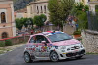 “ガレーヂ伊太利屋カラー”に塗装された「アバルト500R3T」が、市役所前のヘアピンを立ち上がる。