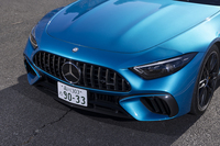 ボンネットのパワードームは初代「300SL」以来、しばしば使われるデザインモチーフ。現行モデルでは2リッター4気筒の「SL43」にも採用されている。