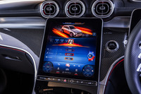 駆動システムとトランスミッションのレスポンス、ステアリング特性、サスペンションの減衰特性、サウンドなどの主要なパラメーターが変更される「AMGダイナミックセレクト」を搭載。写真は8種類の走行モードのなかから、最強モードの「RACE」を選択した様子。