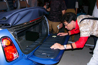 「イージー・ロード・システム」を備えたトランクまわり。リッドは最大80kgまでのものを載せることができる。