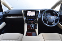 「重厚なセンタークラスター」が鎮座するインテリア正面。横方向への広がり感が強調されている。