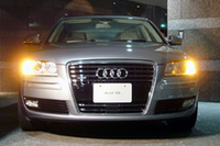 【写真上下】新型「アウディA8」。傍らに立つのは、アウディジャパン代表取締役社長のドミニク・ベッシュ氏だ。