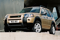 【写真上】「ディフェンダー」
【写真下】「フリーランダー」