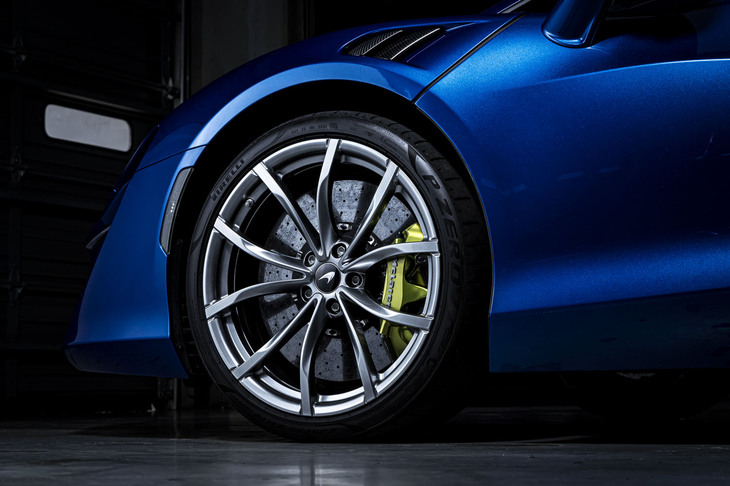 タイヤには専用設計の「ピレリPゼロ コルサ」を採用。カーボンセラミックディスクが標準装備されるブレーキには、電動走行時にも操作フィールが変わらないよう、専用設計のブレーキブースターと電動バキュームポンプが装備される。ちなみに「アルトゥーラ」には、「フェラーリ296GTB」などとは異なり回生ブレーキは備わっていない。