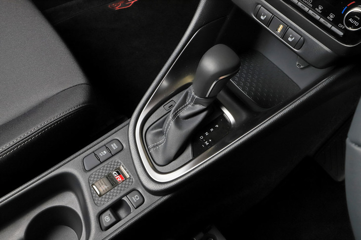 「RS」のトランスミッションには、10段の疑似ステップ変速機構付きCVTを採用。CVTでありながら、スポーツ走行でも有効に使えるほどにダイレクトな特性を備えている。