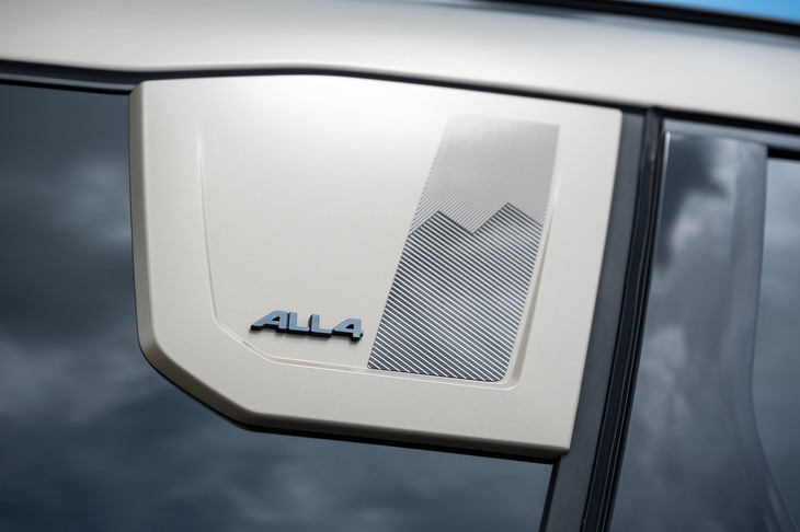 豊富なラインナップを誇る「MINIカントリーマン」だが、4WD車を選べるのは「S ALL4」「ジョンクーパーワークス」「SE ALL4」の3グレードのみ。逆にそれらのグレードには、FF車は用意されない。