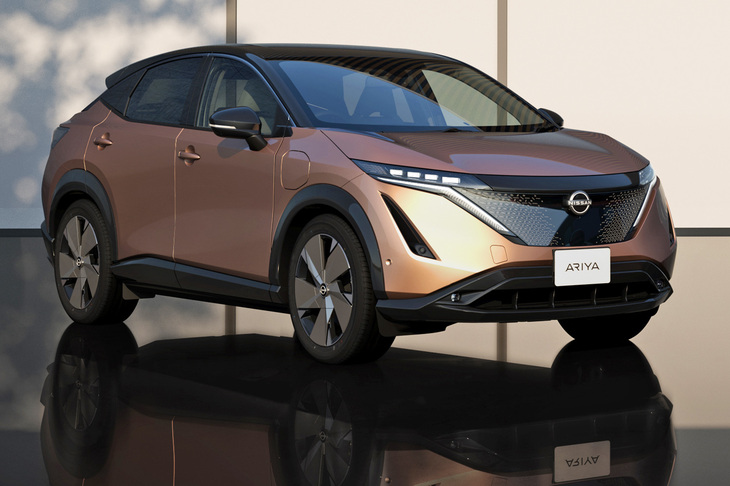 「アリア」のデザインの特徴といえば、まず挙げるべきはプロポーションのよさ。 
	ほった「渕野さんがいつも気にしている、タイヤに対するボディーの収まりもいいですね。この角度だと、ボディーのラインとタイヤのラインがほぼ一筆書きで、オーバーハングの存在を感じない」