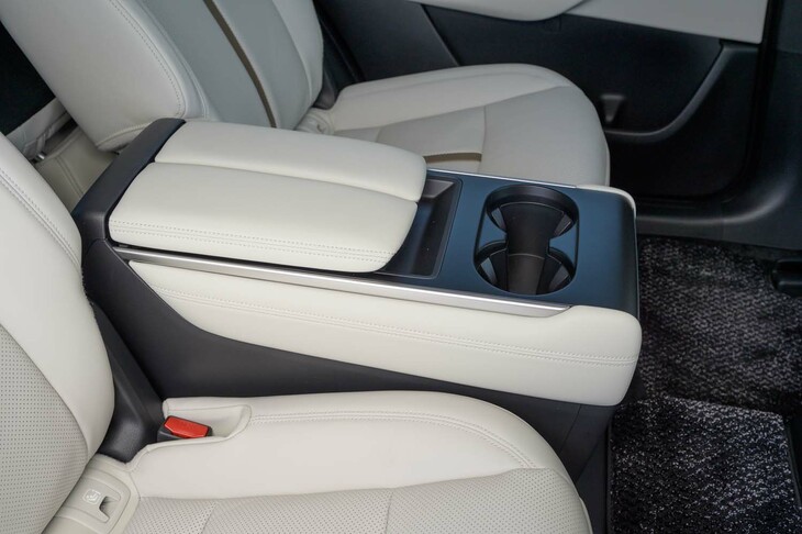 マツダCX-80 XDハイブリッド エクスクルーシブモダン(2列目センターコンソール)